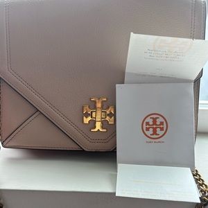 Tory Burch Kira Envelope Leather Crossbody Purse in Light Oak
